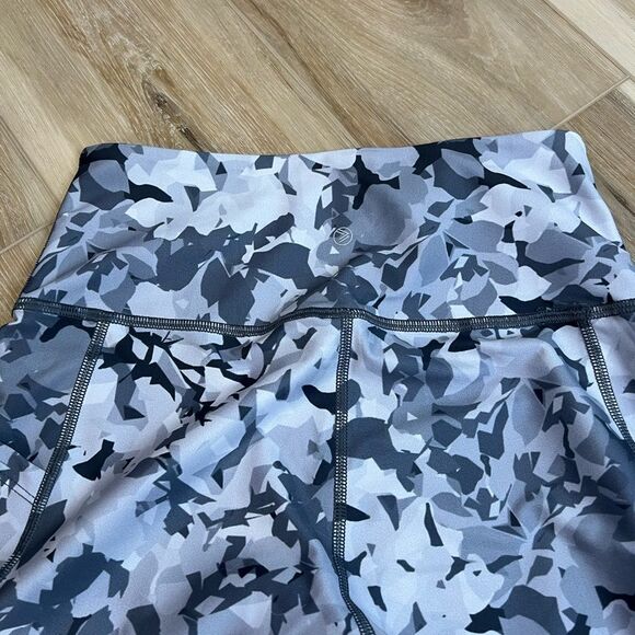 SAVVI Gray Women’s Leggings Size Medium - Picture 3 of 9